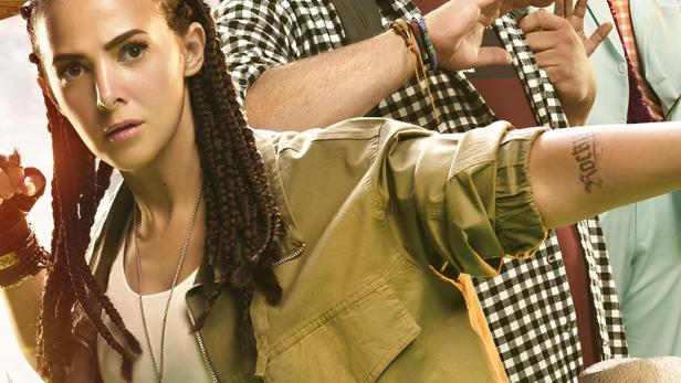 Das Filmplakat für „Rocky Elghalaba“ zeigt drei Darsteller, einen Hubschrauber und einen gelben Container.