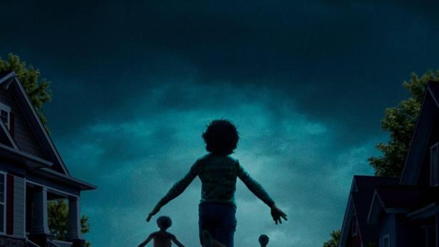 Mehrere Kinder rennen in der Nacht auf der Straße vor dem Hintergrund des Titels „Weapons“.