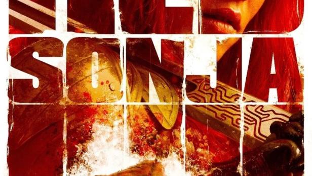 Das Filmplakat für „Red Sonja“ zeigt die Heldin im Kampf mit einem gehörnten Monster.