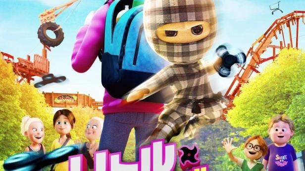 Das Filmplakat für „Little Ninja“ zeigt einen Jungen mit Ninja-Begleiter vor einem Vergnügungspark.