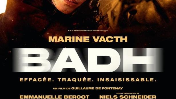 Das Filmplakat für „Bad Living“ zeigt Marine Vacth mit einem Scharfschützengewehr im Anschlag.