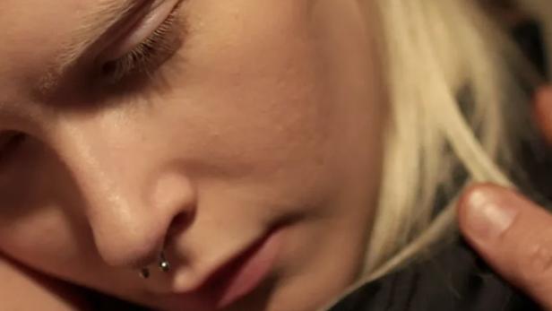 Das Filmplakat für „White Snail“ zeigt eine Frau mit blonden Haaren.