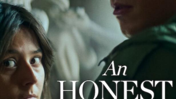 Das Filmplakat für „An Honest Life“ zeigt zwei junge Schauspieler vor einer Statue.