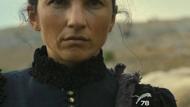 Das Filmplakat für „Bog neće pomoći“ zeigt eine Frau in traditioneller Kleidung.
