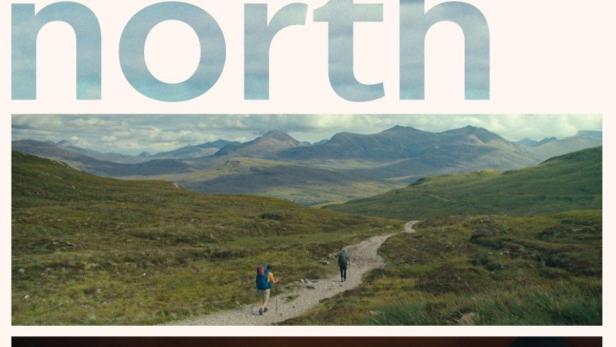Das Filmplakat für „The North“ zeigt Wanderer in einer grünen Berglandschaft und zwei Männer im Zelt.