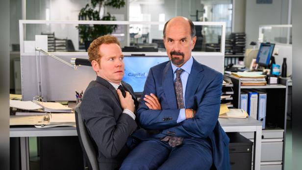 Bernd Stromberg sitzt mit einem ängstlich wirkenden Mitarbeiter im Büro.