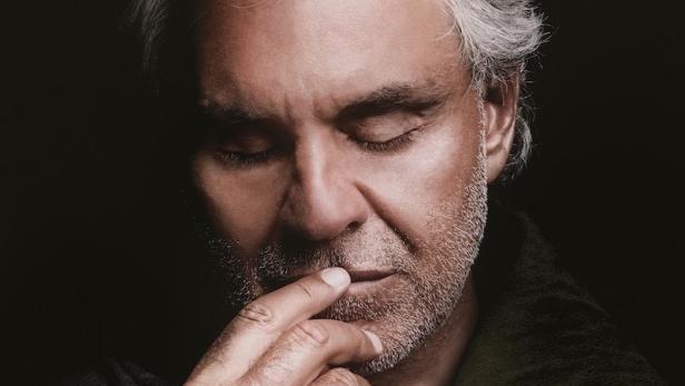 Das Filmplakat zeigt Andrea Bocelli mit geschlossenen Augen und nachdenklicher Miene.