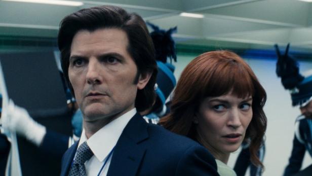 Adam Scott und Britt Lower in einer Szene aus der Serie „Severance“.