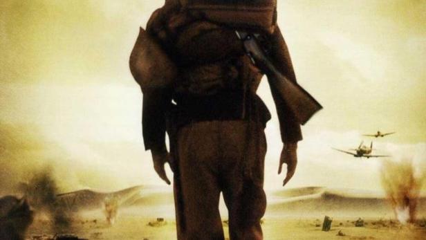 Ein Soldat geht in der Wüste in Richtung eines Kampfes im Film „El Alamein 1942“.