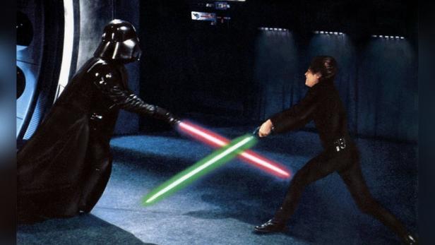 Darth Vader und Luke Skywalker kämpfen mit Lichtschwertern in „Star Wars: Die Rückkehr der Jedi-Ritter“.