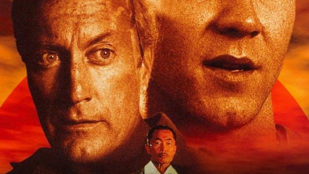 Das Filmplakat für „Blood Oath“ zeigt Peter O’Toole, Bryan Brown und einen japanischen Offizier vor einem Sonnenuntergang.