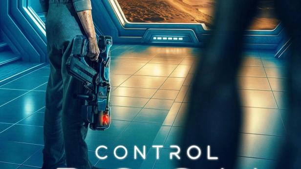 Eine Frau in einem Raumanzug steht mit einer Waffe in einem Raumschiff mit Blick auf eine Marslandschaft.