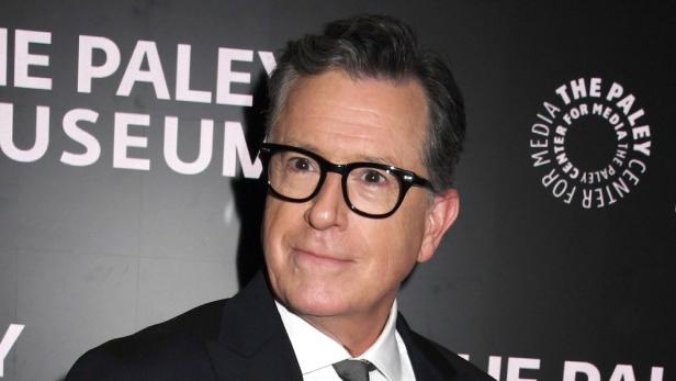 Stephen Colbert posiert vor dem Paley Center for Media.