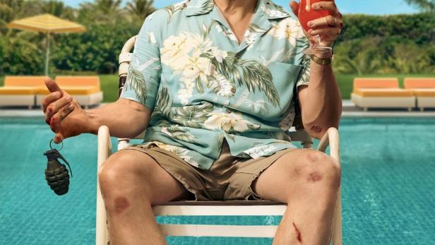 Bob Odenkirk sitzt mit Schrammen, einer Granate und einem Cocktail am Pool für „Nobody 2“.