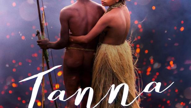 Ein Paar in traditioneller Kleidung steht vor einem Vulkan, im Vordergrund der Schriftzug „Tanna“.