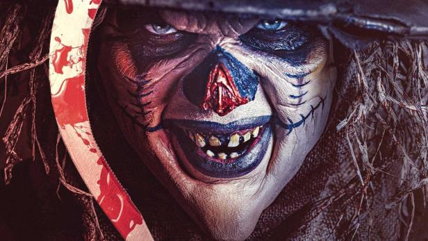 Das Filmplakat für Jeremy Rudds „Die'Ced Reloaded“ zeigt einen gruseligen Clown mit einer blutigen Sense.