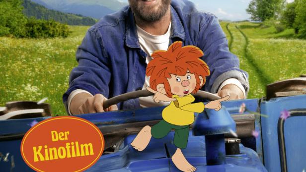 Das Filmplakat zu „Pumuckl und das große Missverständnis“ zeigt Florian Brückner und die animierte Pumuckl-Figur auf einem Traktor.
