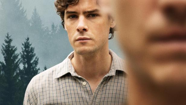 Das Filmplakat zu „Zweitland“ zeigt Thomas Prenn vor einer Waldkulisse.