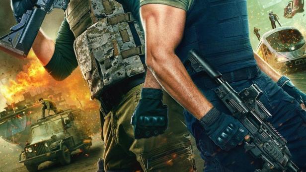 Das Filmplakat für „War 2“ zeigt zwei bewaffnete Männer vor einer actionreichen Szenerie.