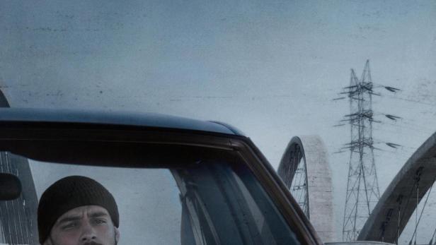 Ein Mann mit Mütze fährt ein Auto; im Hintergrund die Skyline und der Titel „Clika“.