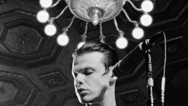 Das Filmplakat für „Yungblud: Are You Ready, Boy?“ zeigt den Sänger unter einem Kronleuchter.