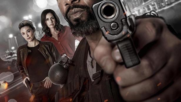 Das Filmplakat für „Hostile Takeover“ zeigt Michael Jai White mit einer Waffe im Anschlag.