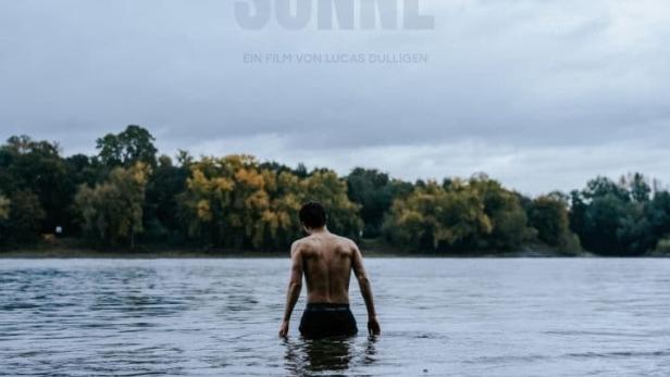 Das Filmplakat für „Vereinzelt Sonne“ zeigt einen Mann, der in einem See steht.