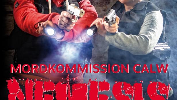 Zwei Frauen in taktischer Ausrüstung halten Pistolen und Taschenlampen, vermutlich für „Mordkommission Calw: Nemesis“.
