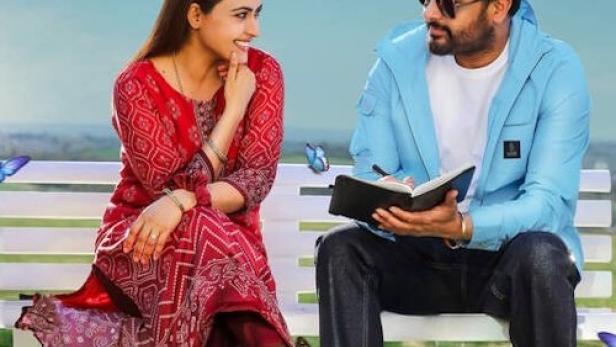 Ein Filmposter für „Chal Mera Putt 4“ mit zwei Schauspielern auf einer Bank.