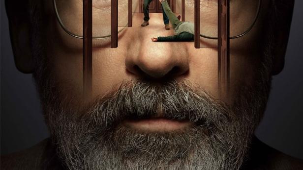 Das Filmplakat für „Der Patient“ zeigt einen Mann, der eine Leiche durch eine Reihe von Türen zieht.