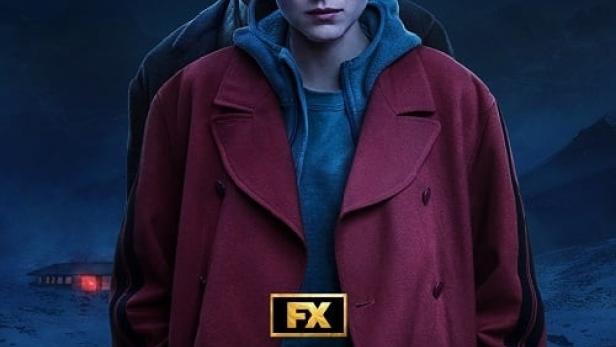 Das Filmplakat für „A Murder at the End of the World“ zeigt Emma Corrin und Clive Owen vor einer verschneiten Landschaft.