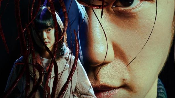 Das Filmplakat für „Connect“ zeigt drei Personen und rote, tentakelartige Formen.