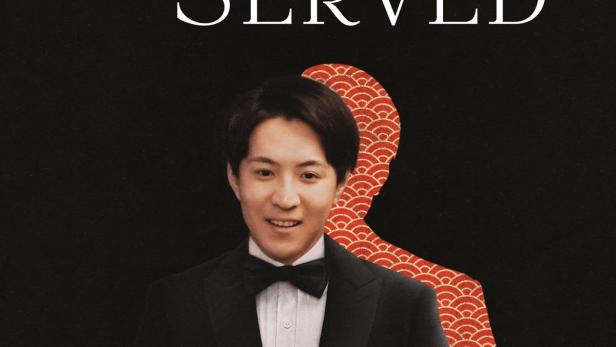 Ein Mann im Smoking mit einer Glocke vor dem Filmplakat „Dinner is Served“.