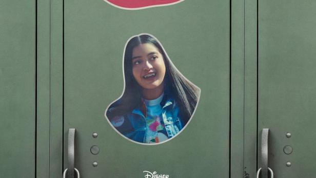 Das Filmplakat für „Vampirzähne“ zeigt ein Mädchen vor einem Spind mit Vampirzähnen und Zahnspangen.