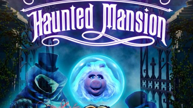 Das Filmplakat für „Muppets Haunted Mansion“ zeigt die Muppets vor einem Spukhaus.