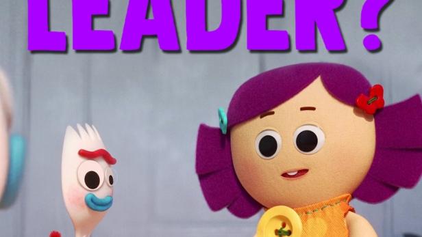 Das Filmplakat zu „Forky Asks A Question: What Is A Leader?“ mit Forky und einem Stoffpuppenmädchen.