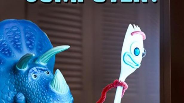 Szene aus „Forky Asks a Question: What Is a Computer?“ mit Forky und einem blauen Triceratops-Spielzeug vor einem Laptop.