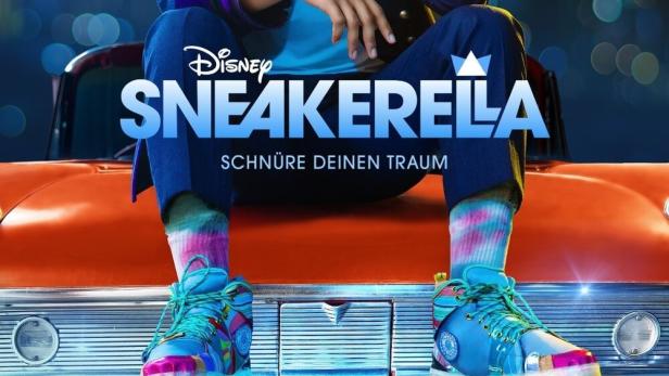 Ein junger Mann sitzt auf der Motorhaube eines Autos, Poster für den Film „Sneakerella“.