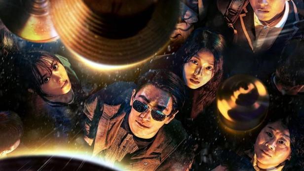 Das Filmplakat zeigt eine Gruppe asiatischer Personen, die nach oben schauen, mit dem Titel des Films im Vordergrund.