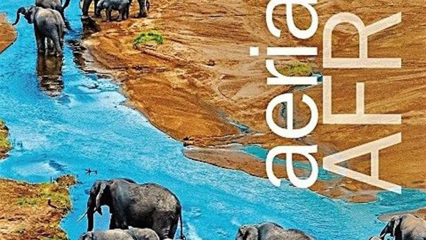 Eine Elefantenherde durchquert einen Fluss in Afrika.