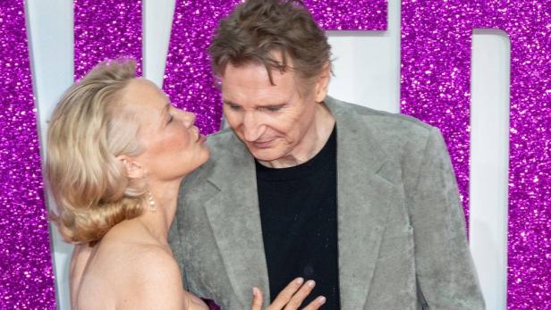 pamela-anderson-liam-neeson.jpg