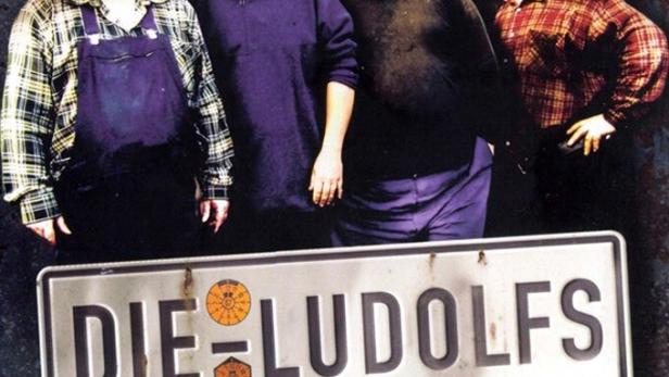 Das Filmplakat von „4 Brüder auf’m Schrottplatz“ zeigt die Ludolfs vor einem Schrottplatz-Hintergrund.