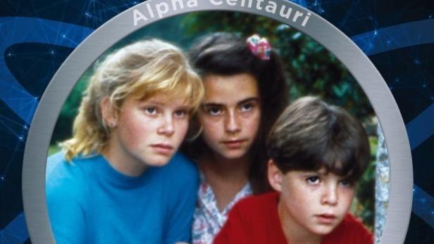 Das Cover der ersten Staffel von „Mission Top Secret“ zeigt drei Kinder, eines davon mit einer Kamera.