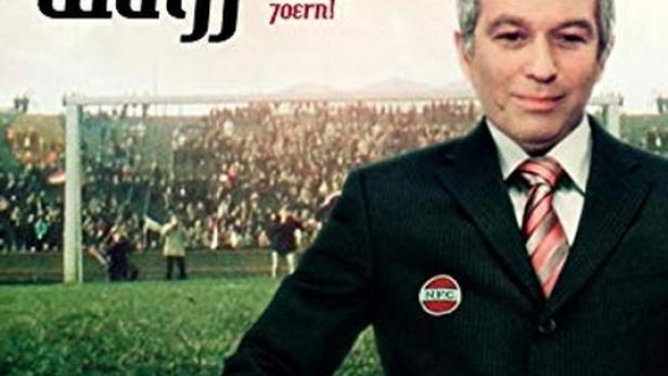 Das Cover der DVD-Komplettbox „Fußballtrainer Wulff“ mit Horst Niendorf und einem Fußball.