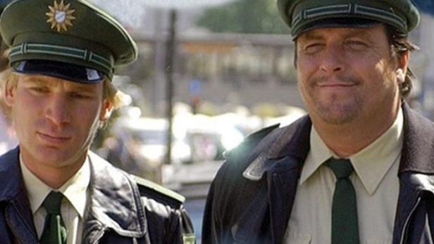 Das Filmplakat zu „München 7 – Heiter bis tödlich“ zeigt zwei Polizisten.