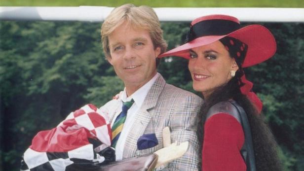 Das Filmplakat zu „Rivalen der Rennbahn“ zeigt einen Mann und eine Frau vor einer Rennbahnkulisse.