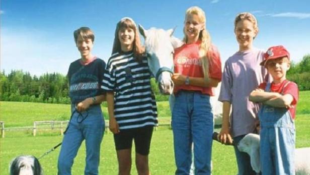 Das Cover der Fernsehserie „Neues vom Süderhof“ mit den Darstellern, einem Hund und einem Pony.