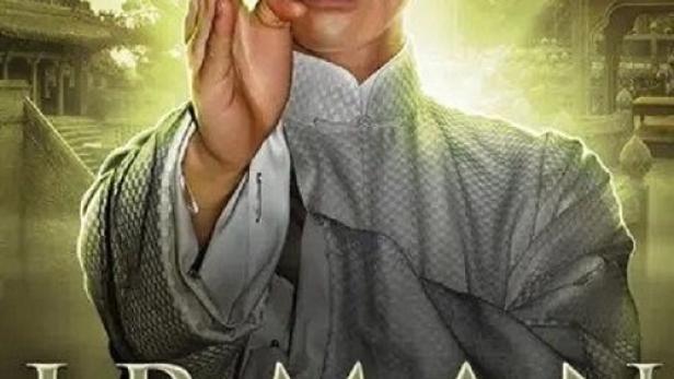 Ein Porträt von Ip Man, der eine Kampfkunstpose vor einem traditionellen chinesischen Gebäude einnimmt.