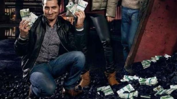 Die Schauspieler des deutschen Fernsehserie „Heiter bis tödlich: Koslowski & Haferkamp“ posieren mit Geldbündeln.