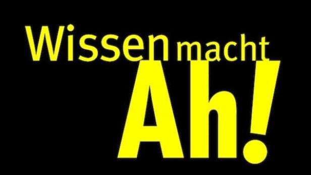 Gelbe Schrift auf schwarzem Grund: Wissen macht Ah!.